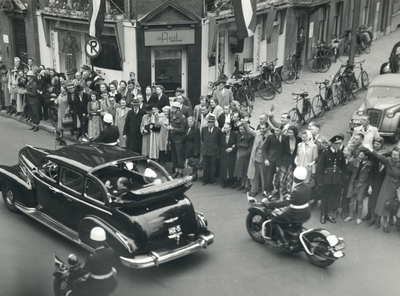 405222 Afbeelding van de aankomst van Koningin Juliana en Prins Bernhard en hun gevolg tijdens hun bezoek aan de stad ...